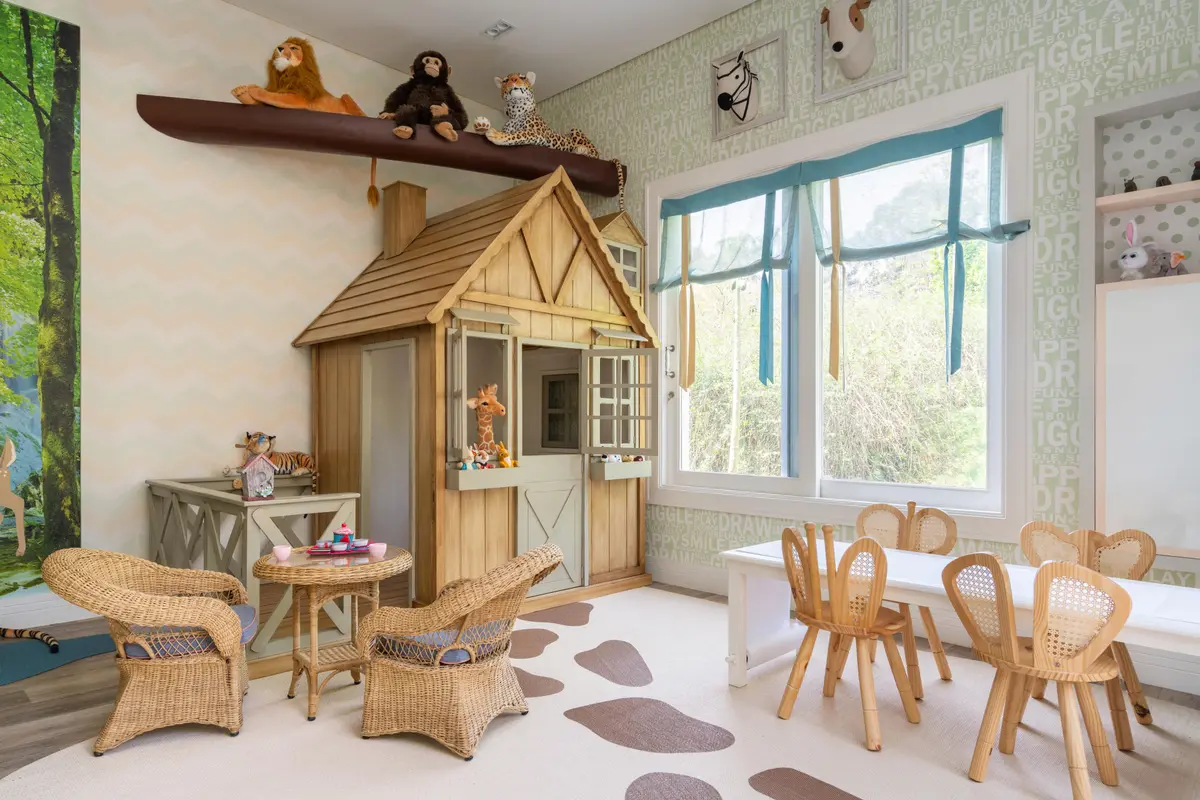 Dormitorio infantil con casita de juego, muebles rattan y ventanal amplio — proyecto Projeto CS, por Marta Calasans