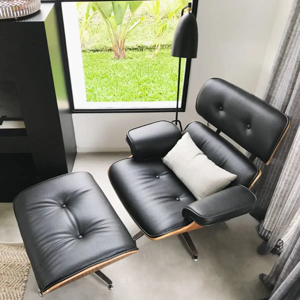 Living moderno con sillón icónico de cuero negro — proyecto Casa Las Liebres, por Mazzinghi Sanchez, en Garin