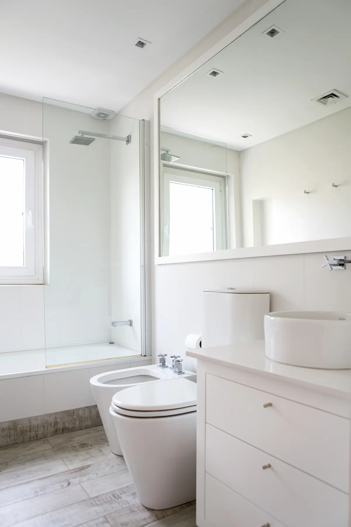 Baño moderno minimalista con luz natural y ducha de cristal — proyecto Casa W, por Estudio Junor, en Ayres de Pilar Barrio Cerrado