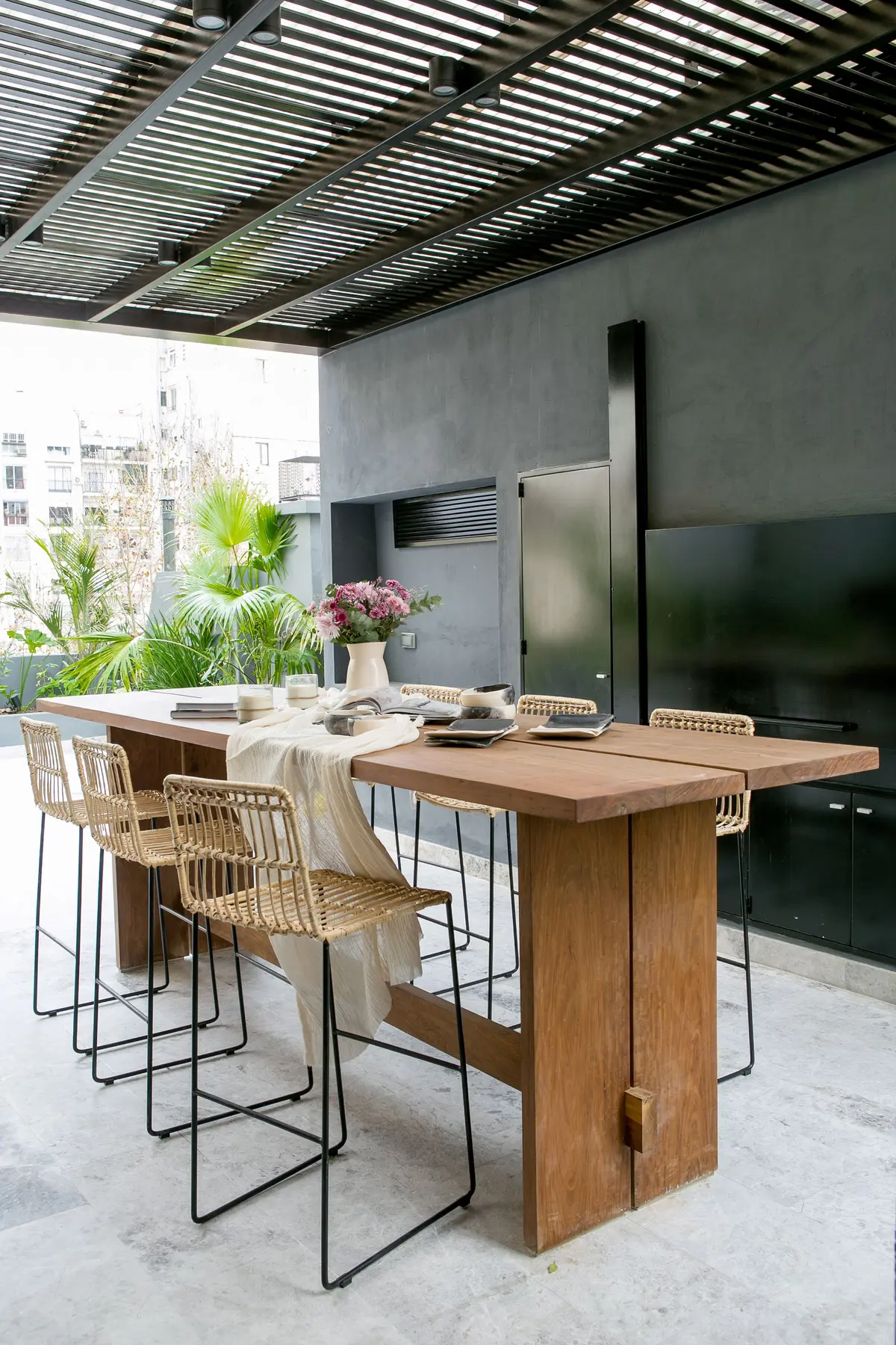 sala de jantar externa moderna com mesa de madeira e bancos de rattan — projeto BA 2 2019, por Mesopotamia Ba, em CABA