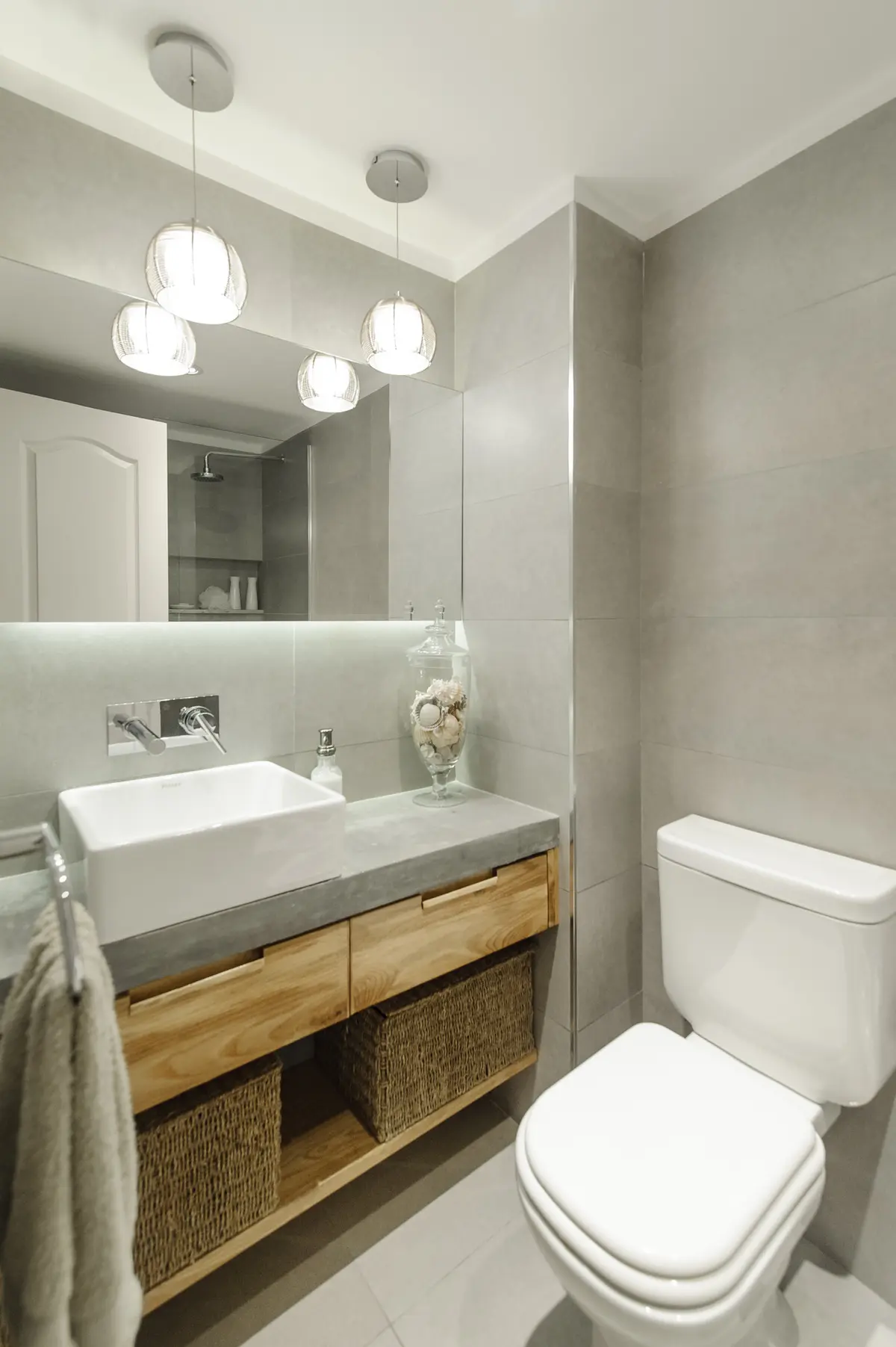 Baño moderno minimalista con bacha de cerámica, mueble de madera y detalles en cemento — proyecto Arce 943, por ST Arquitectas, en CABA
