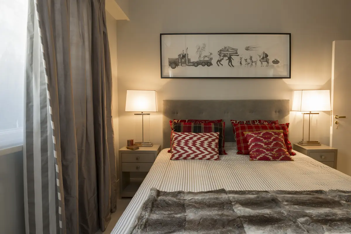 quarto moderno com cama king size e cortinas cinzas — projeto Obra Recoleta, por M. Beatriz Gonzalez Zuelgaray, em Recoleta
