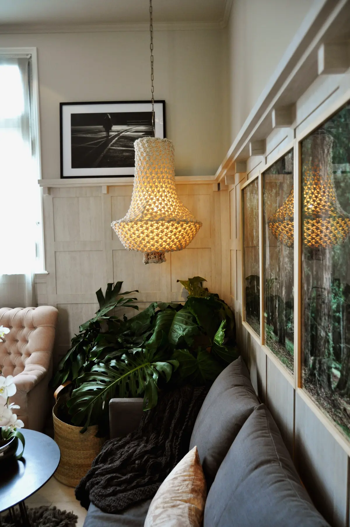 living con sillon capitone, lampara de mimbre y plantas grandes — proyecto Casa FOA Espacio Cabrera, por Marconi Silva Arquitectos, en CABA