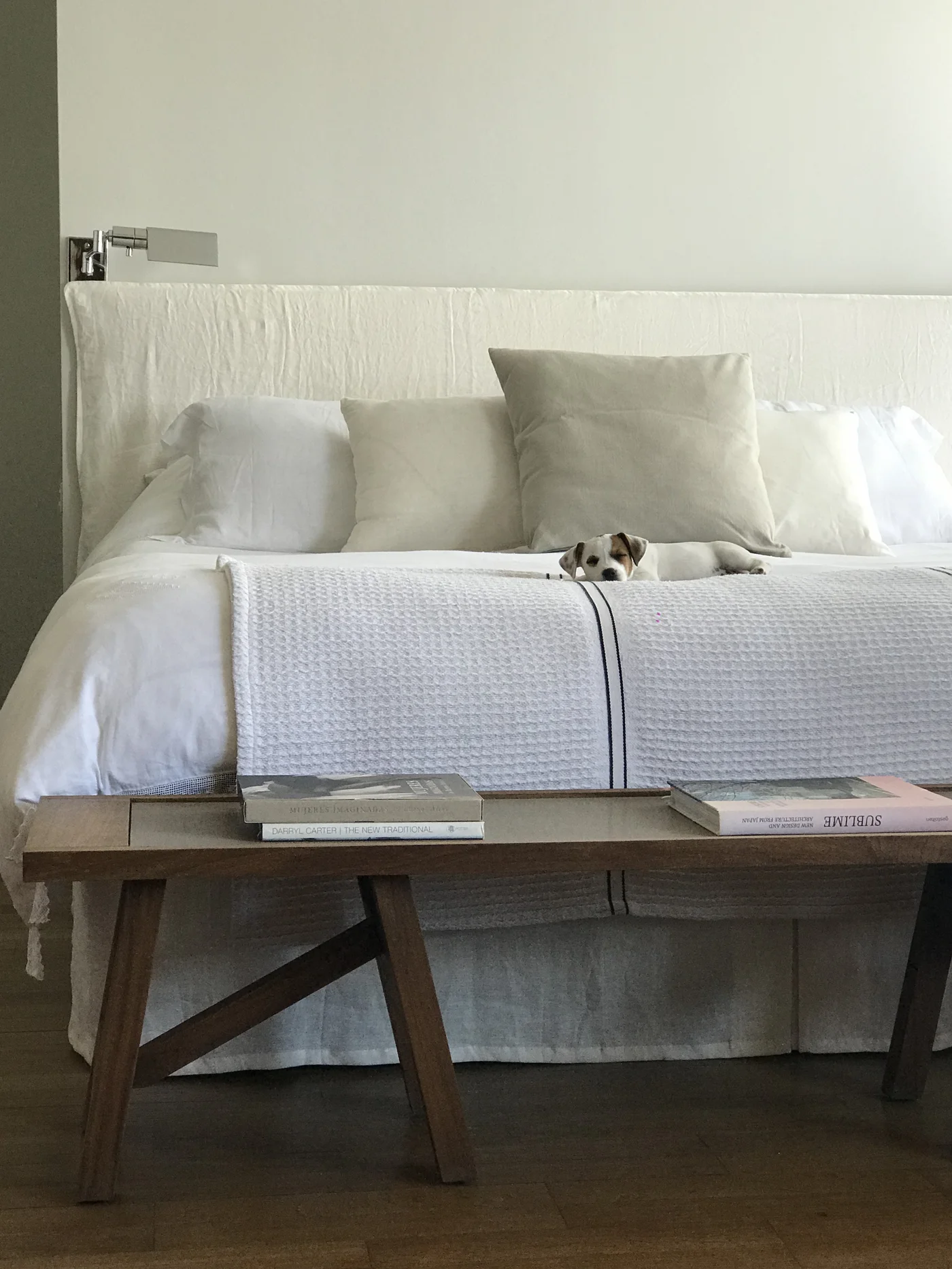 dormitorio moderno minimalista con perro y banco de madera