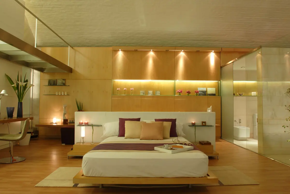 quarto moderno com painéis de madeira e iluminação ambiente — projeto Loft Palermo Casa FOA, por LIVE IN by Brukman Chechik, em Palermo