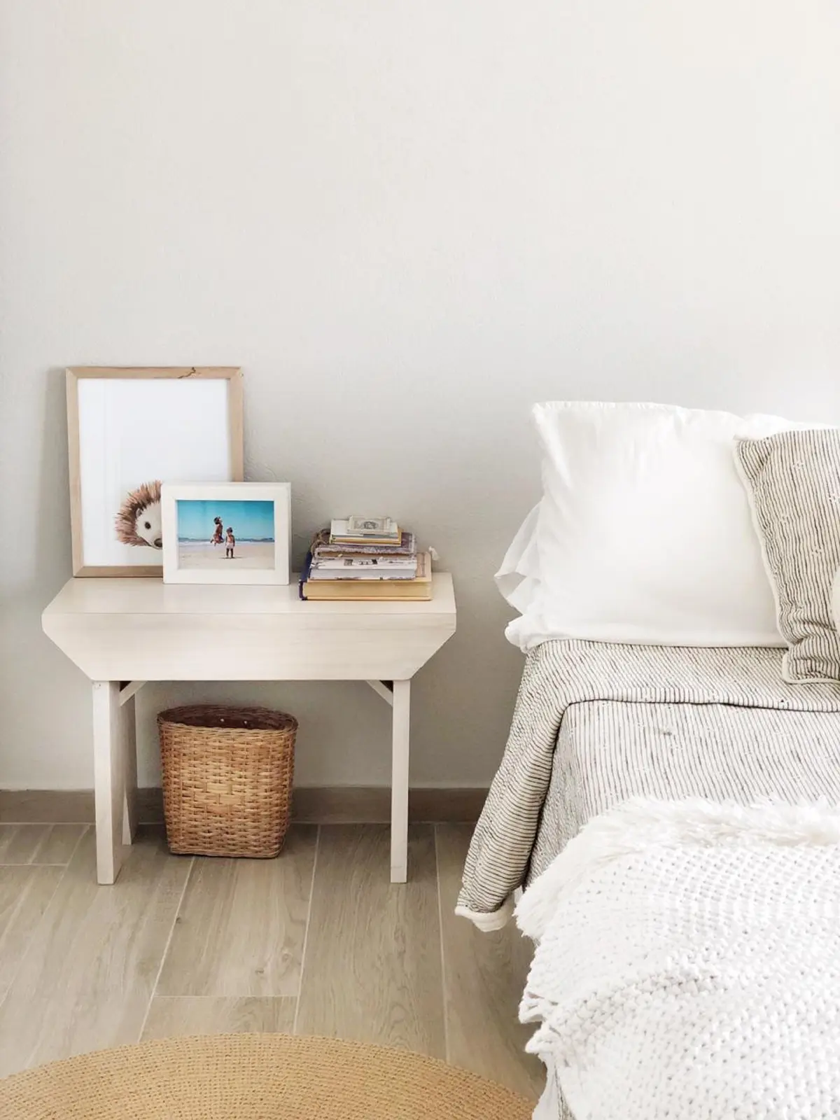 Dormitorio escandinavo con cama a rayas y mesa lateral blanca — proyecto CASTAÑOS, NORDELTA , por Greschek Obras , en Nordelta