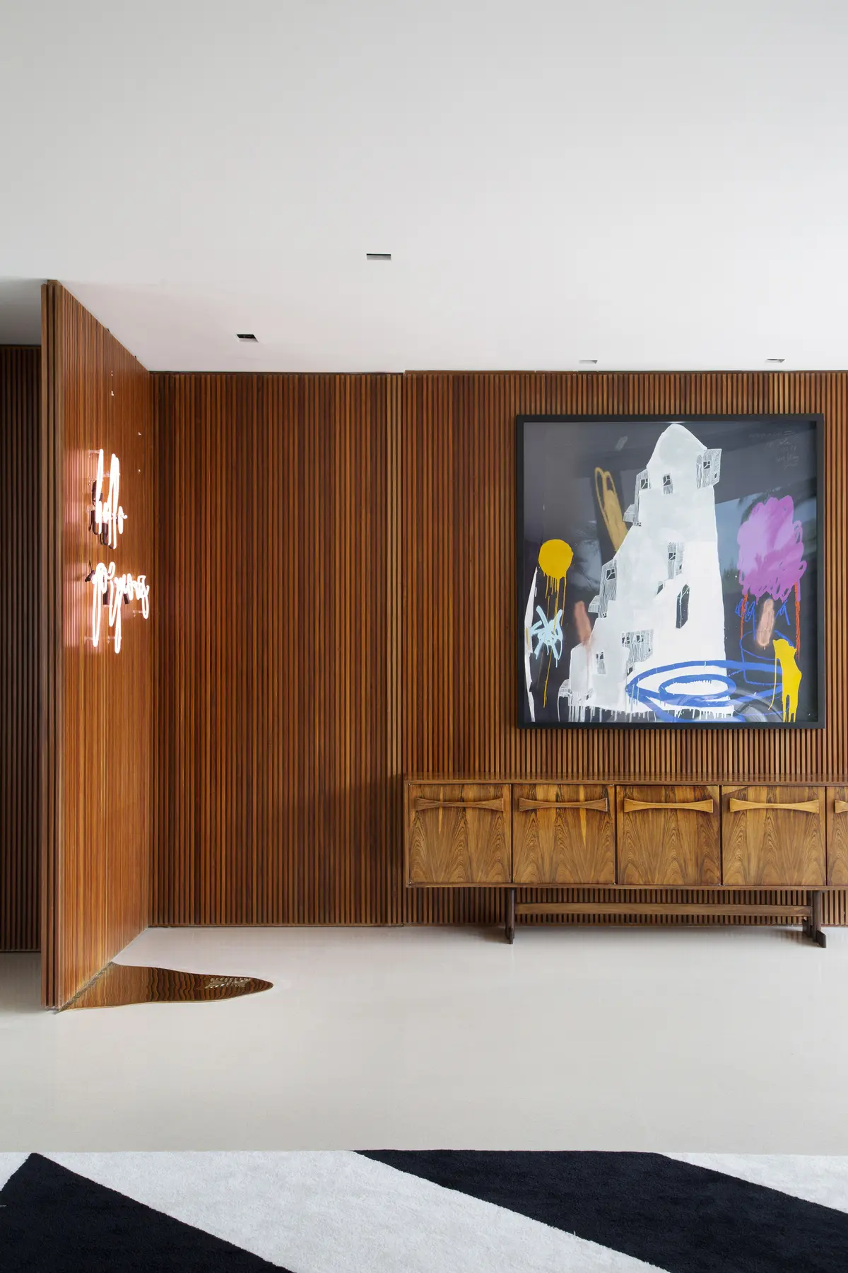 Living minimalista con revestimiento madera, mueble bajo y pantalla decorativa — proyecto BP Hose , por Studio Ro-ca