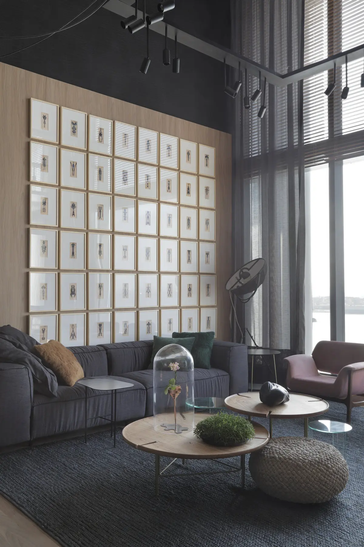 Living con pared galería de cuadros, sofá gris y ventanal panorámico — proyecto Casa COR 2017, por Studio Ro-ca