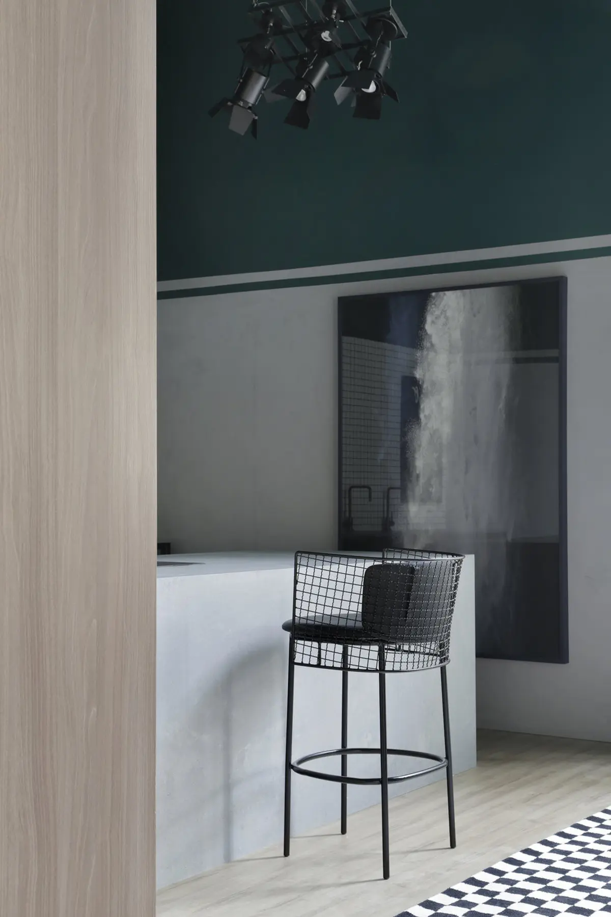 Pasillo minimalista con banqueta negra y pared bicolor verde gris — proyecto Casa COR 2019, por Studio Ro-ca
