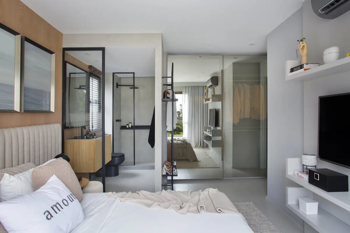 Dormitorio moderno con vestidor integrado y baño suite en suite — proyecto Decorado Latitud, por Studio Ro-ca