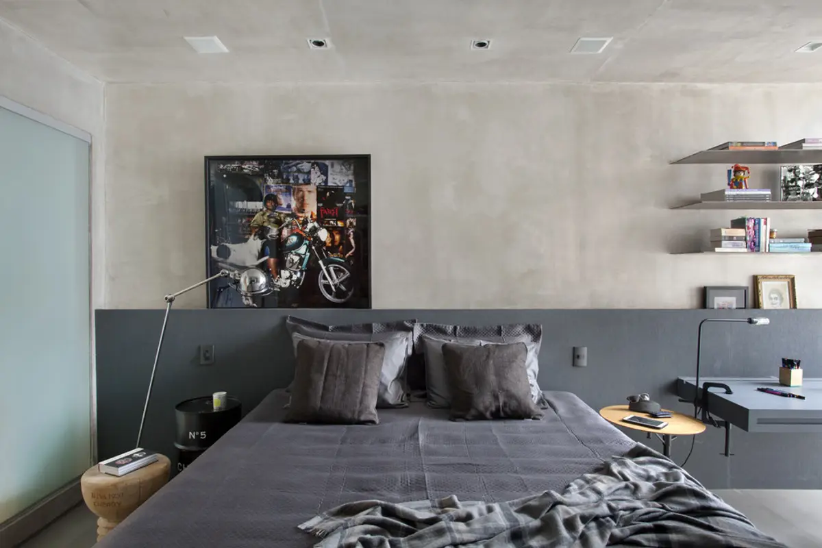 dormitorio moderno con cabecero gris, mesadas de madera y estantes flotantes — proyecto MM House, por Studio Ro-ca