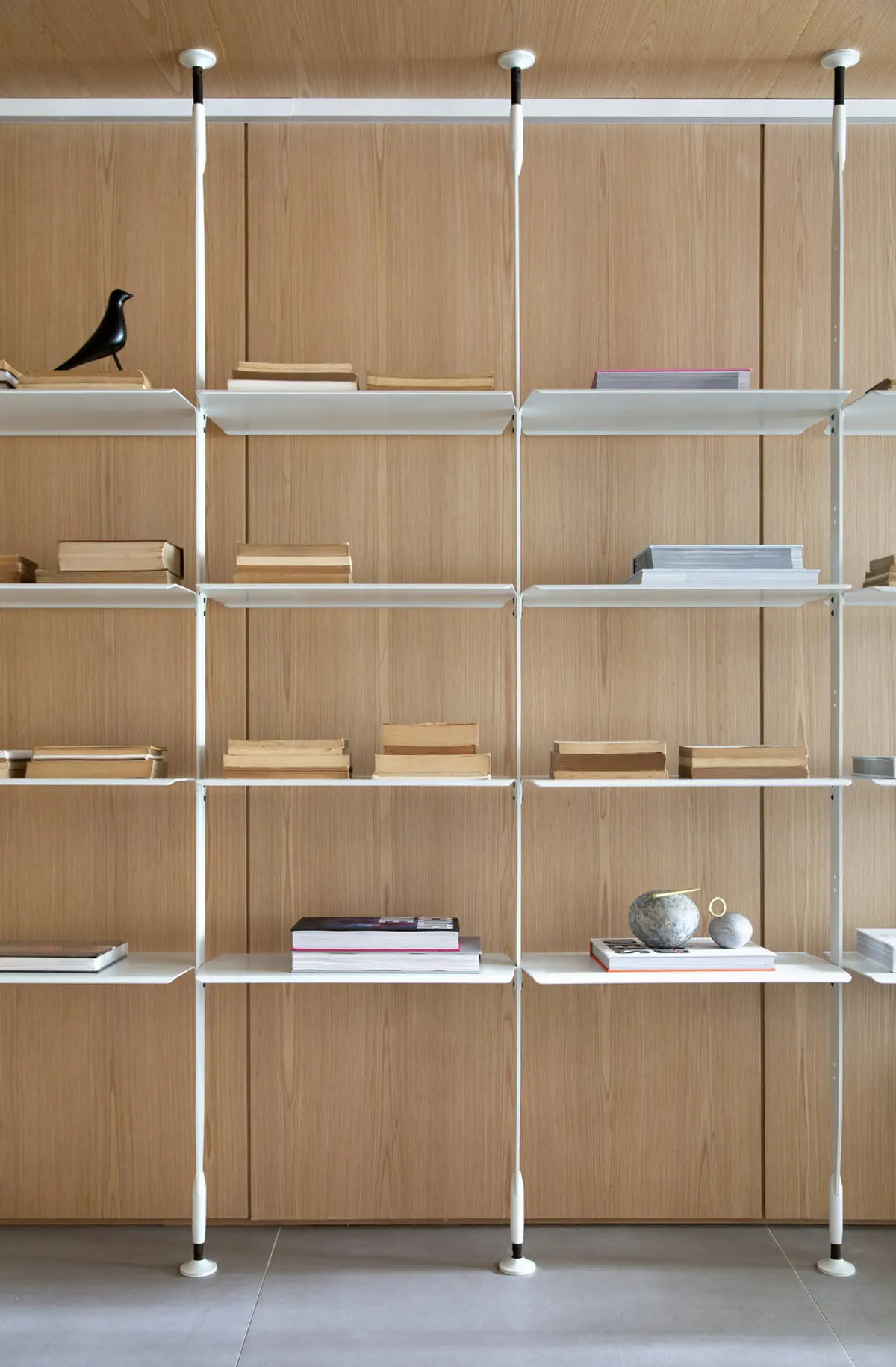 Estantería modular de madera y metal minimalista con libros y objetos decorativos — proyecto MN House, por Studio Ro-ca