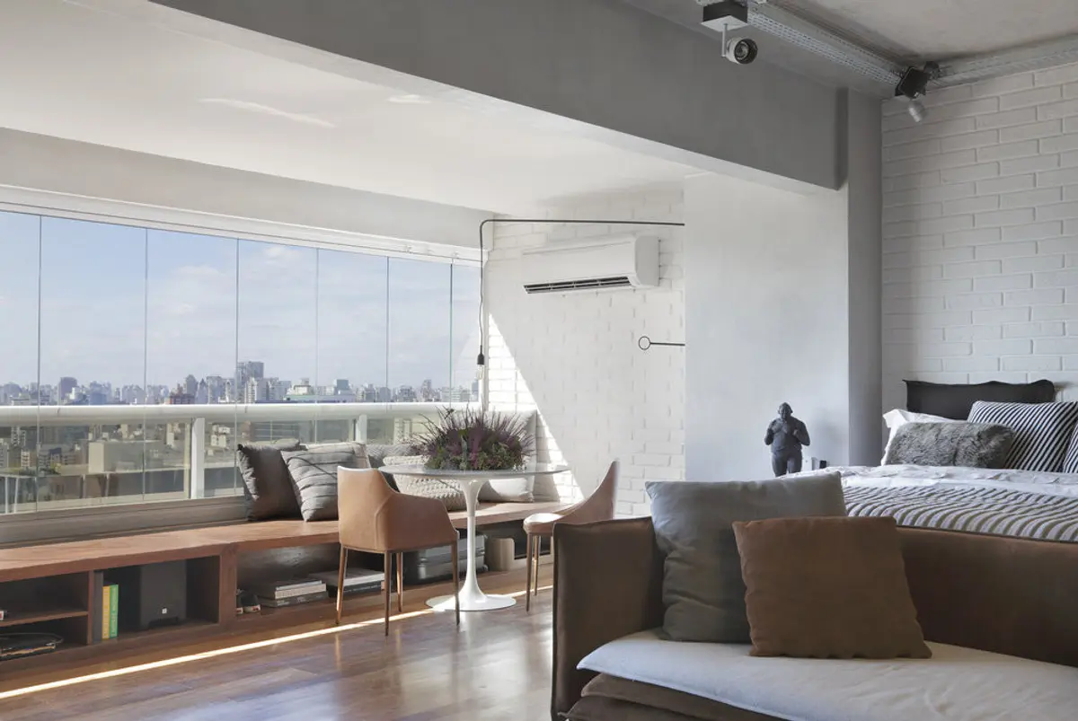 Dormitorio moderno con ventanal panorámico y vista a la ciudad — proyecto RA Loft, por Studio Ro-ca