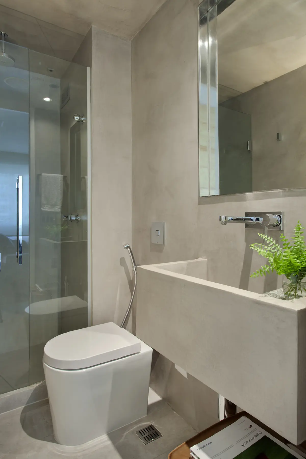 Bano minimalista con ducha, inodoro blanco y mesada de marmol — proyecto RF House, por Studio Ro-ca