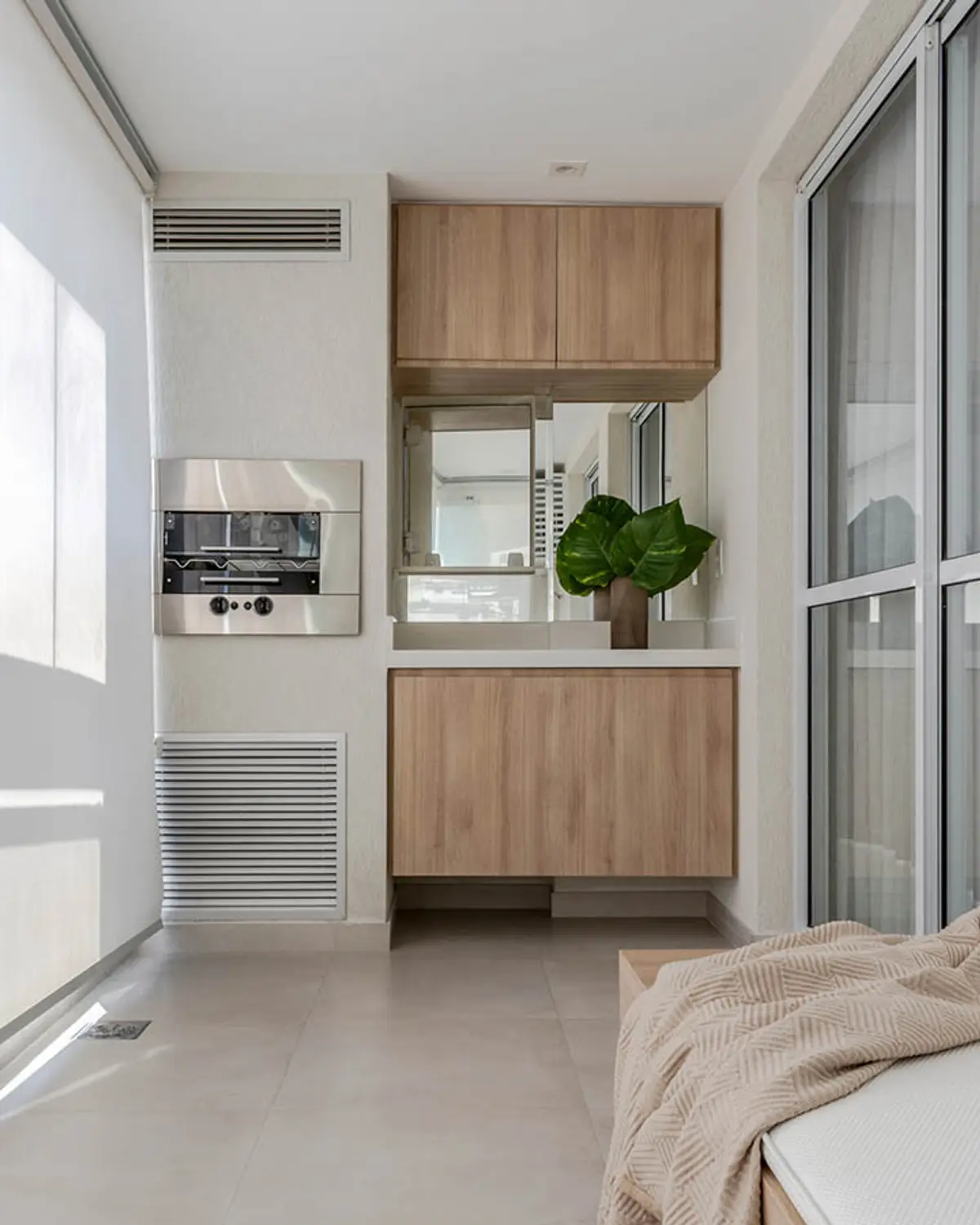 Dormitorio minimalista con vestidor integrado y ventanas amplias — proyecto Apartamento Santa Rosa, por Amanda Miranda