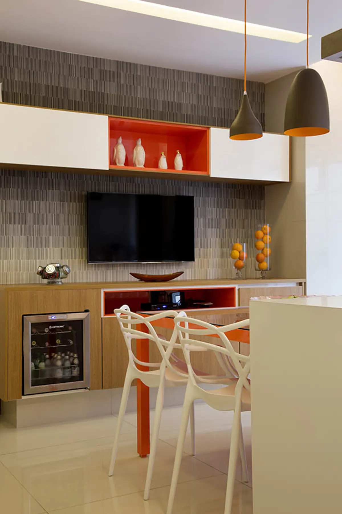 Comedor moderno con isla, sillas blancas y acentos terracota — proyecto Casa Blue House, por Amanda Miranda
