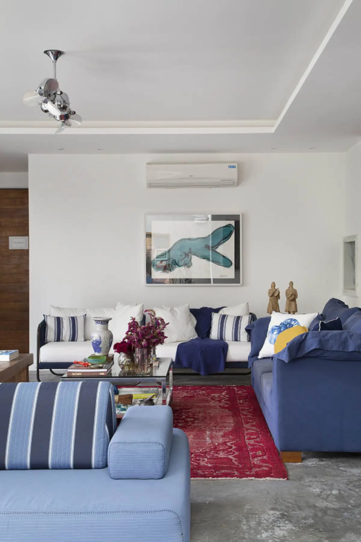 Living contemporáneo con sofás azules, art obra de ballena y muebles striped — proyecto Casa Jardim Guanabara, por Amanda Miranda