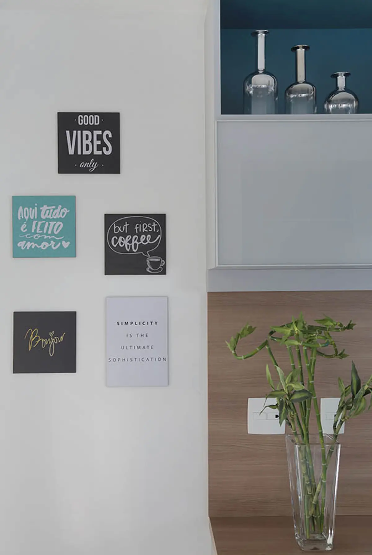 Cozinha Sem Ilha Estilo Moderno com cor predominante Bege do Projeto Apartamento Barra LM por Amanda Miranda