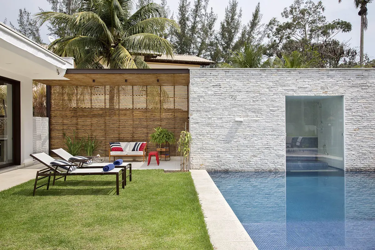 Piscina com cor predominante Bege do Projeto Casa Jardim Ubá por Amanda Miranda