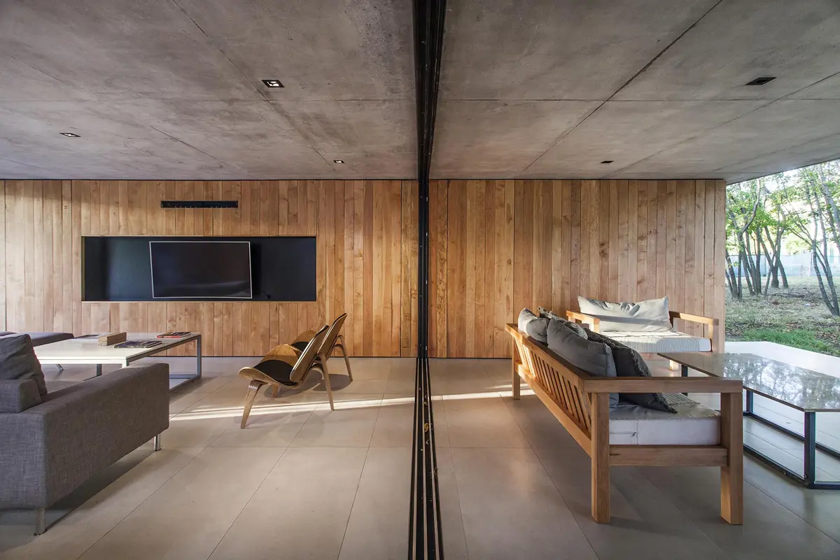 Living moderno con madera y hormigón visto — proyecto Casa MF, por V2 Arquitectos, en City Bell