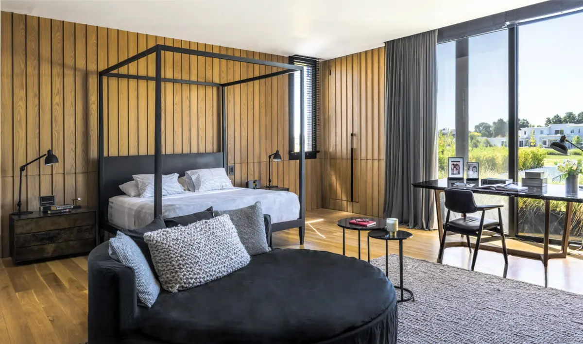 Dormitorio moderno con cama con dosel y paredes de madera — proyecto Pilará, por Martin Gomez, en Pilará