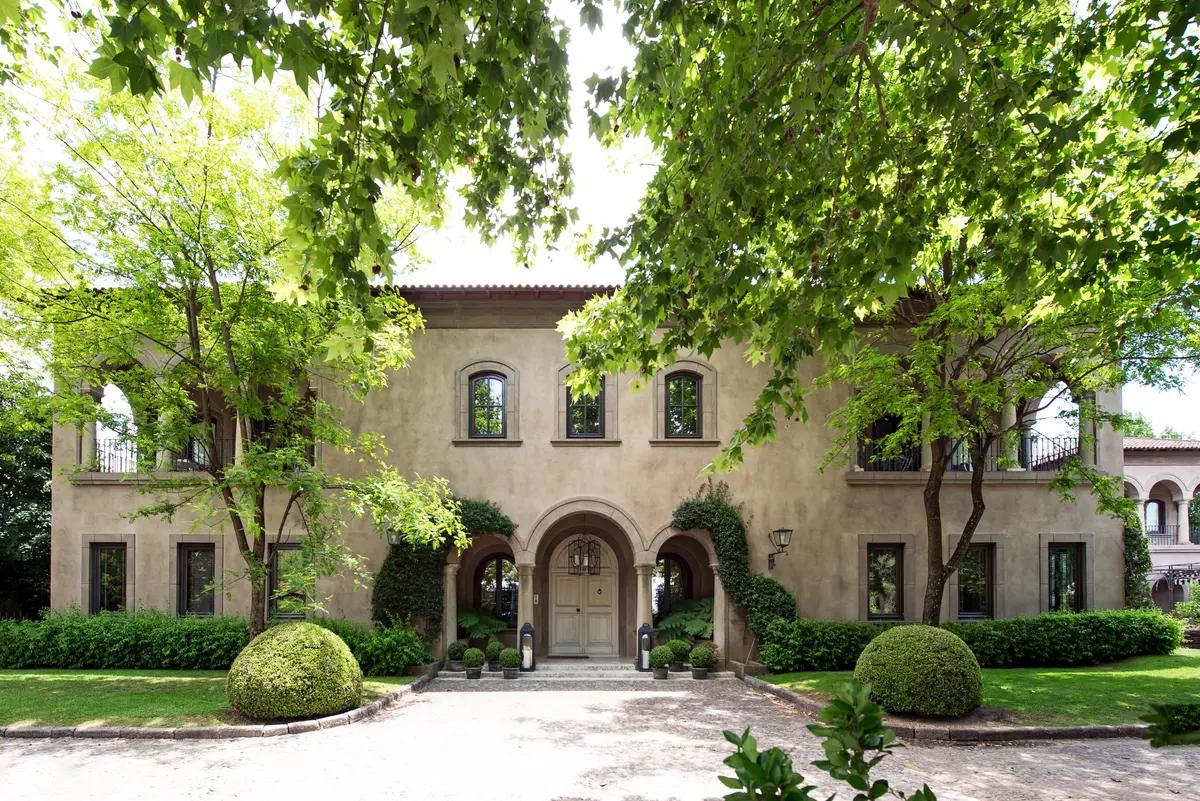 Fachada con color predominante Marrón del Proyecto Casa Toscana  por Estudio Du 