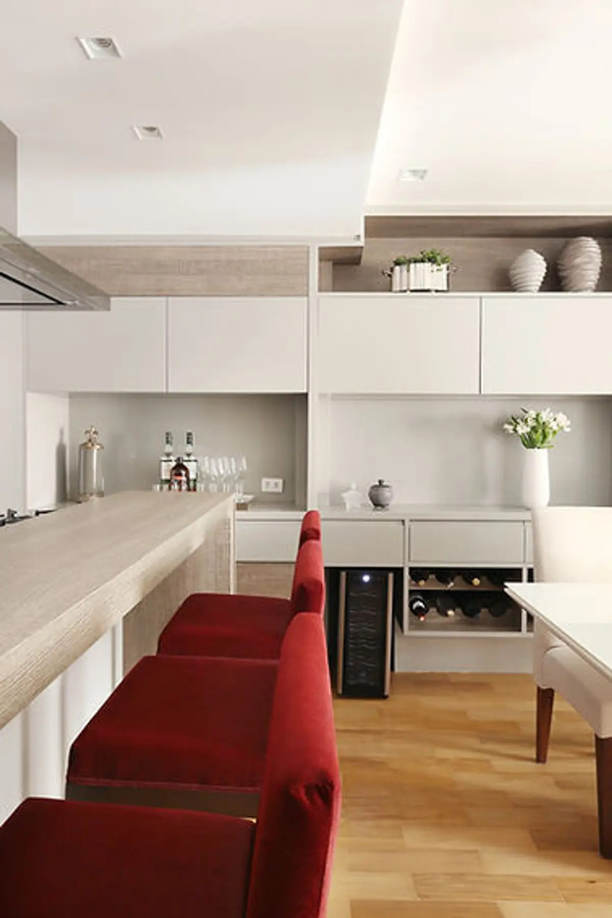 Cozinha Com Ilha Estilo Moderno com cor predominante Branco do Projeto Vila leopoldina IV por Bordin E Soares Interiores