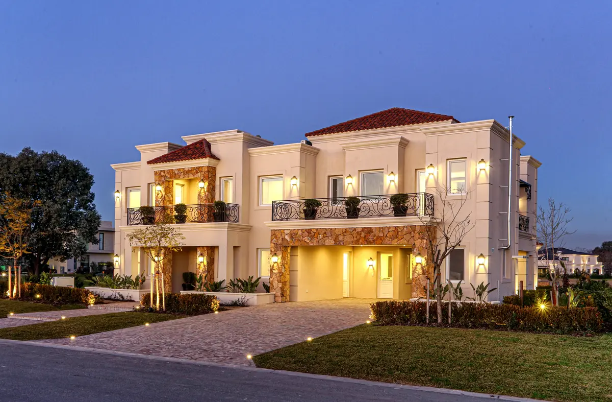 fachada residencial estilo mediterrâneo moderno com varandas — projeto TRL 431, por Estudio Arq Daniel Tarrio