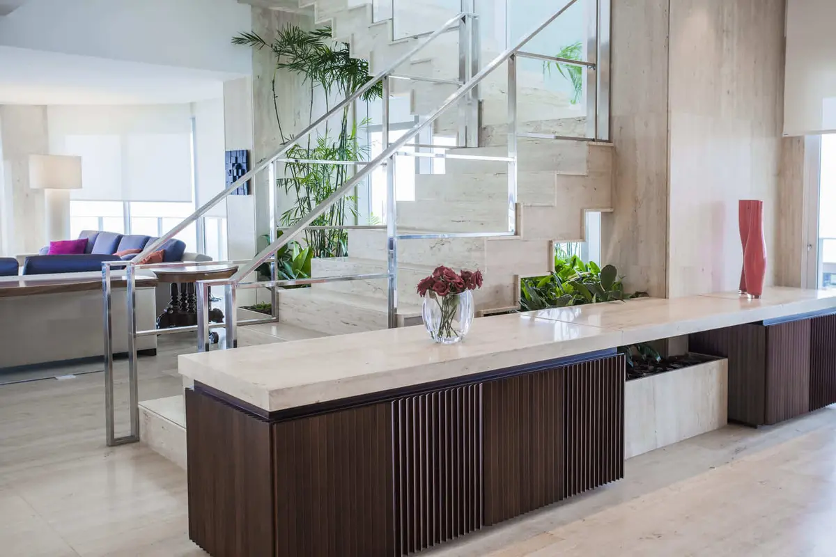 Sala Estilo Clássico com cor predominante Bege do Projeto Cobertura LS por Patrícia Marinho Arquitetura 