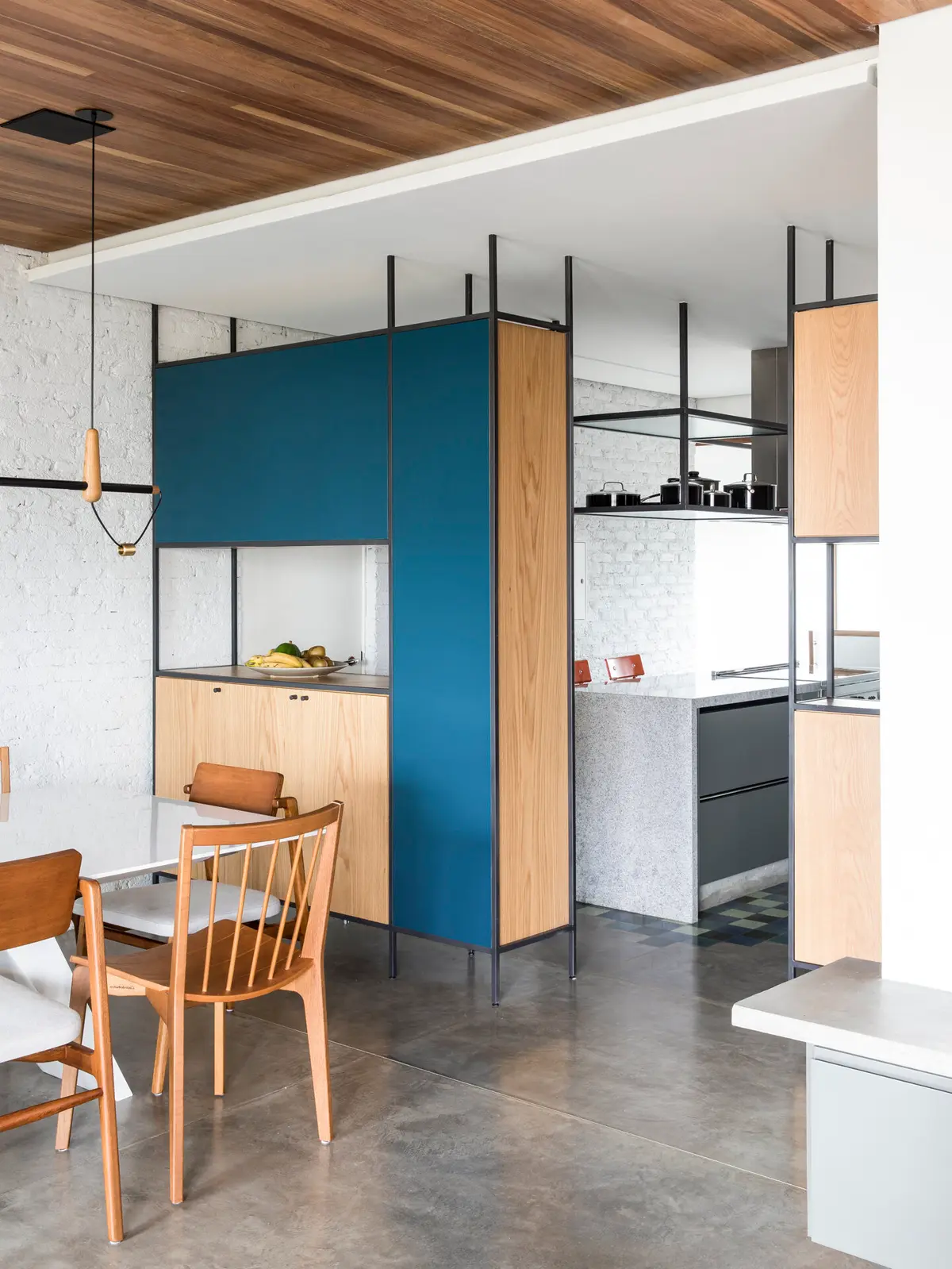 Cocina comedor moderna con muebles azules y madera, techo de lamas — proyecto APARTAMENTO MIRA, por Maíra Acayaba 