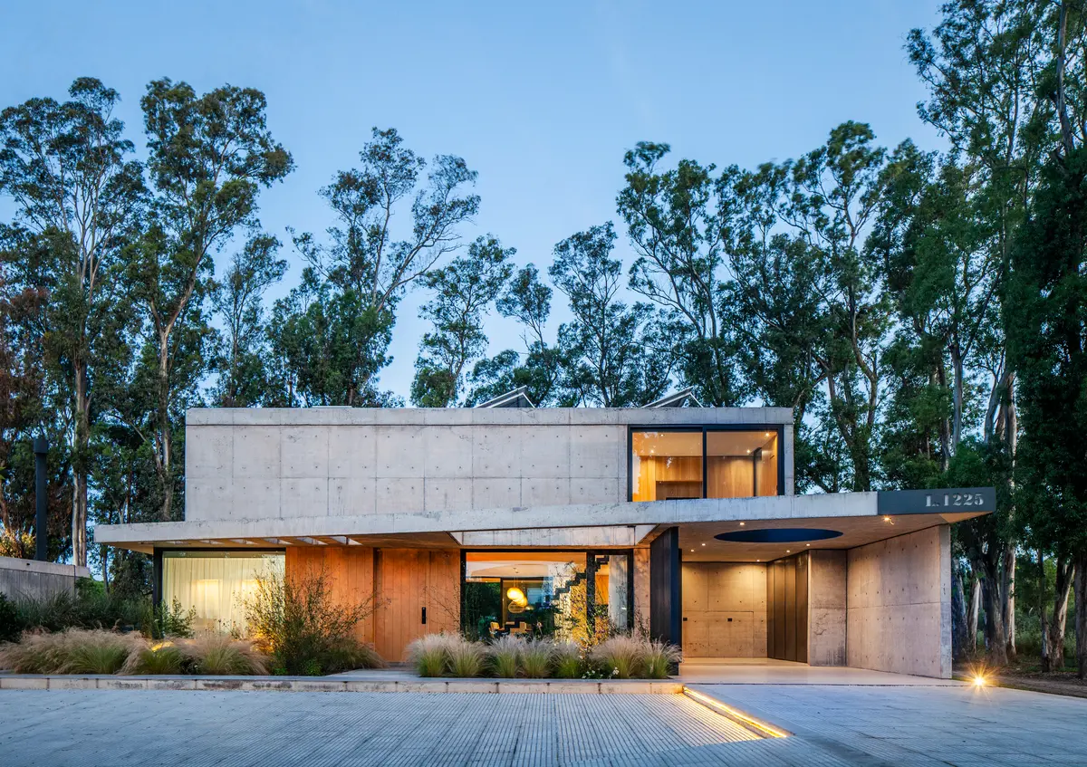 Casa moderna con volumenes de hormigón y grandes ventanales — proyecto Casa ALVA, por V2 Arquitectos, en City Bell