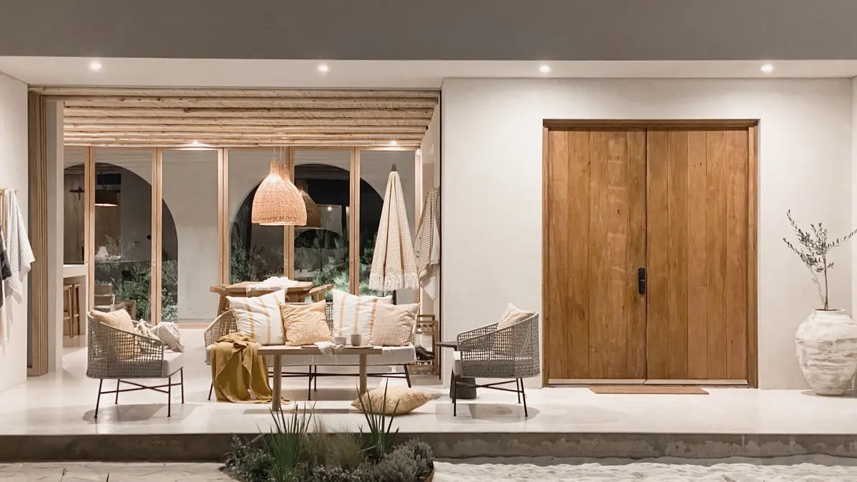 Pátio moderno com pergolado e móveis de vime — projeto El Refugio, por Grupo Pauta Arquitectura, em Pinamar