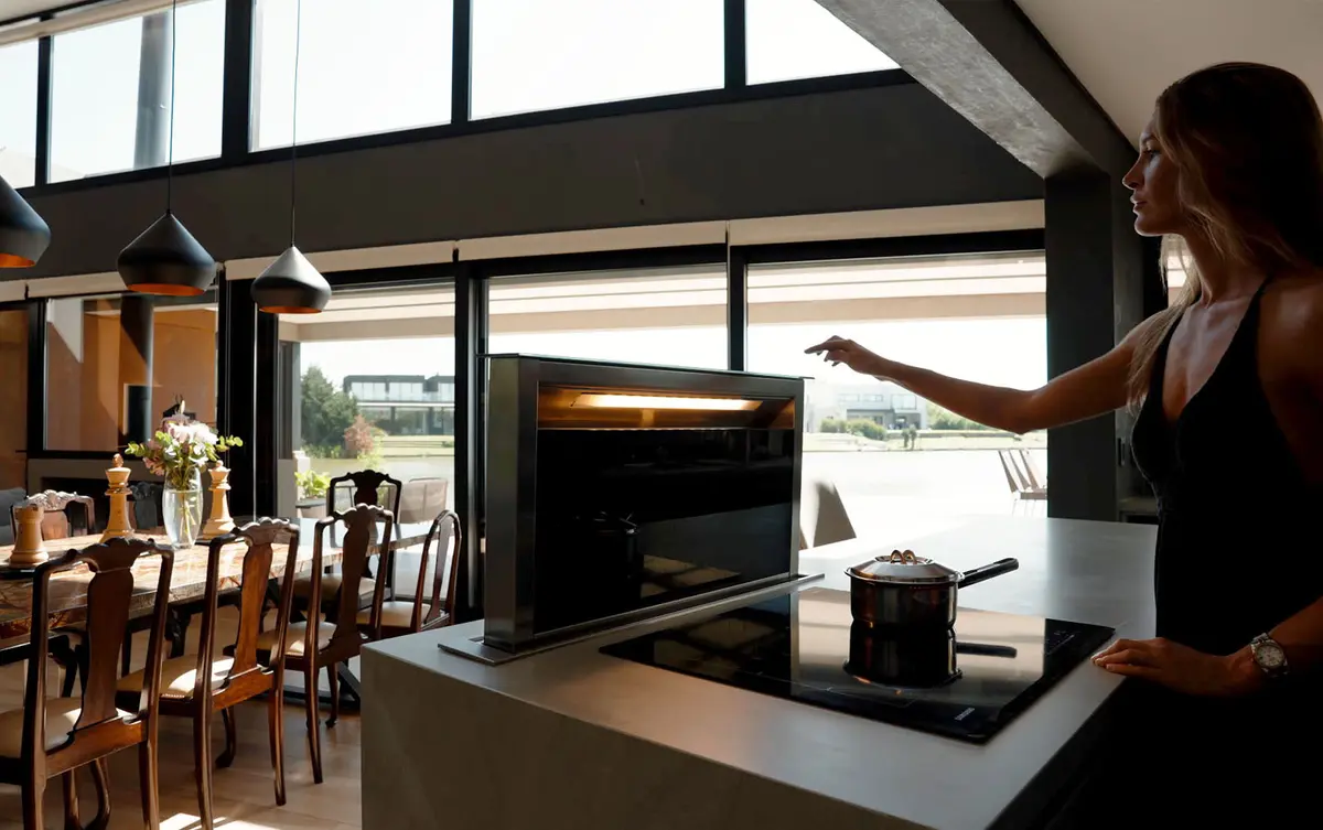 Cocina contemporánea con isla negra y vista panorámica al exterior — proyecto Panorama House, por Estudio UFV72, en Belén de Escobar