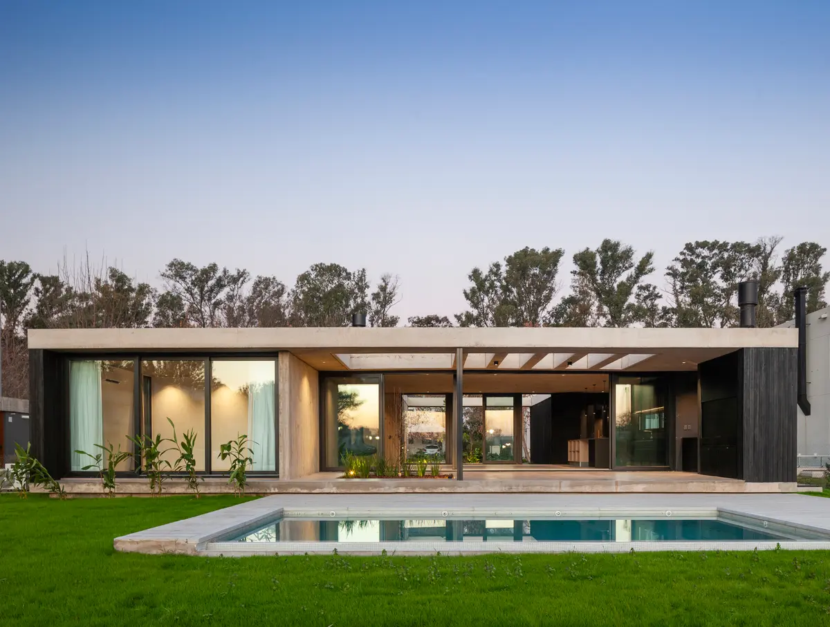 casa moderna com piscina infinita e fachada de madeira escura — projeto Casa ROMA, por V2 Arquitectos, em City Bell