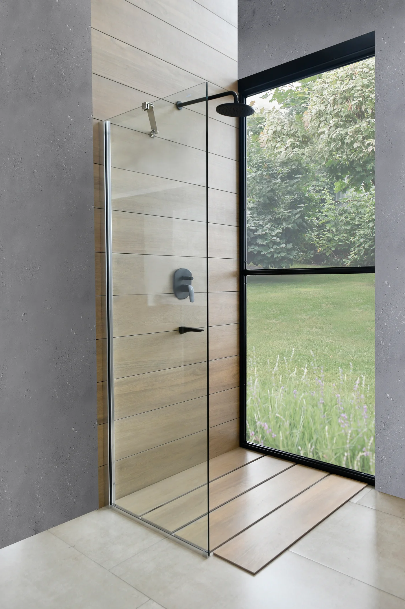 Baño moderno con ducha de cristal y vista al exterior