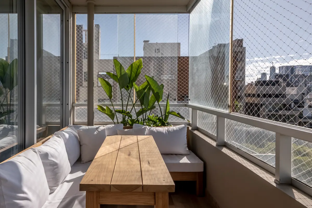 varanda moderna envidraçada com plantas e deck — projeto Mirabilia, por Estudio Basa, em Buenos Aires