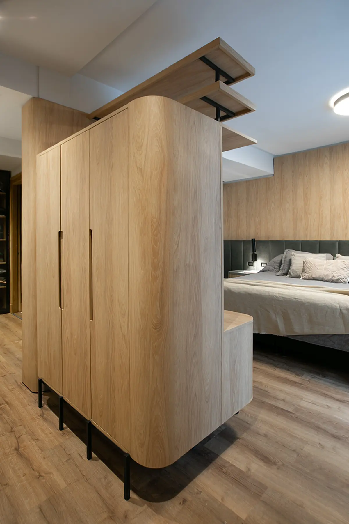 Dormitorio con vestidor de madera maciza y estantes flotantes — proyecto Casa Oroño, por Estudio Plats, en Buenos Aires