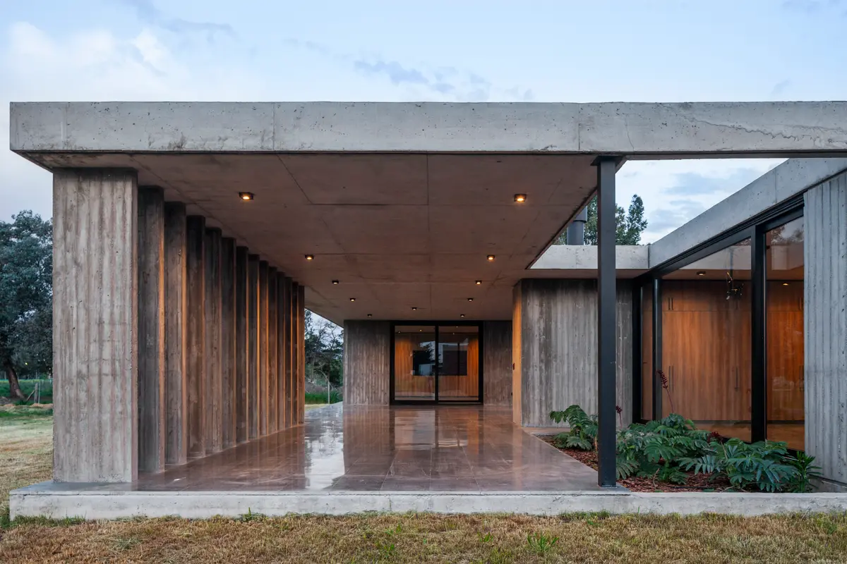 fachada moderna brutalista con detalles de hormigón — proyecto Casa JUMP, por V2 Arquitectos, en City Bell