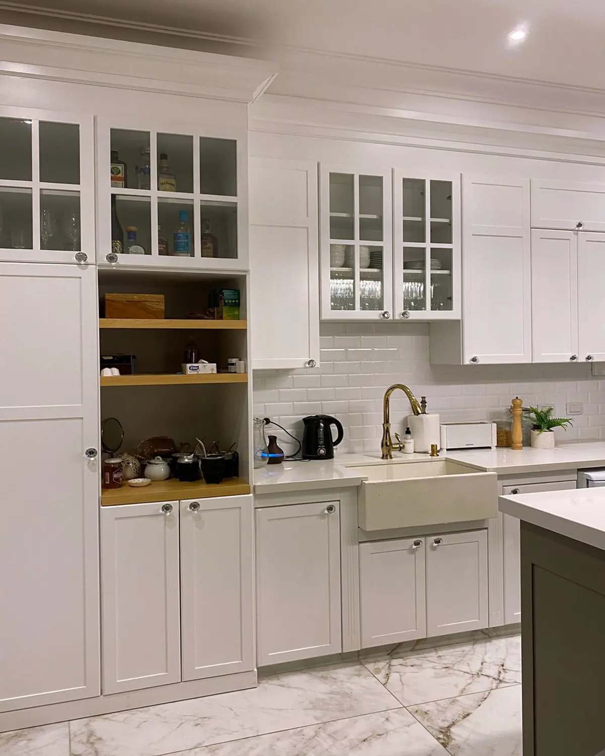 Cocina moderna blanca con muebles shaker, bacha de cerámica y grifería de bronce — proyecto Muebles de Cocina, por ArteMueble - Muebles a Medida, en La Plata