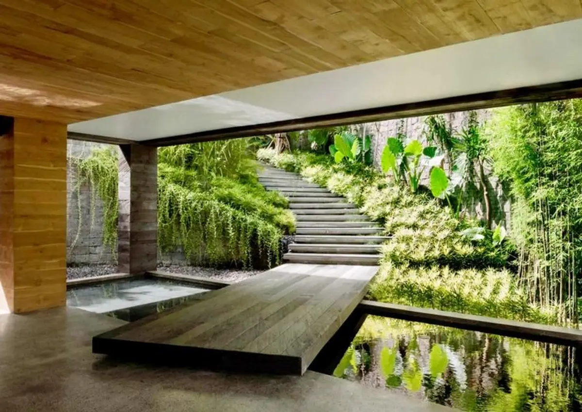 pátio moderno com parede verde e deck de madeira — projeto Green house, por Essence Arq, em São Paulo