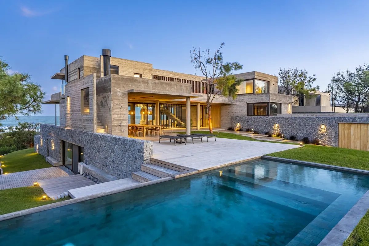Fachada moderna de pedra e concreto com piscina à beira-mar — projeto CASA sobre el MAR, por Guerrero Arquitectos, em Pinamar