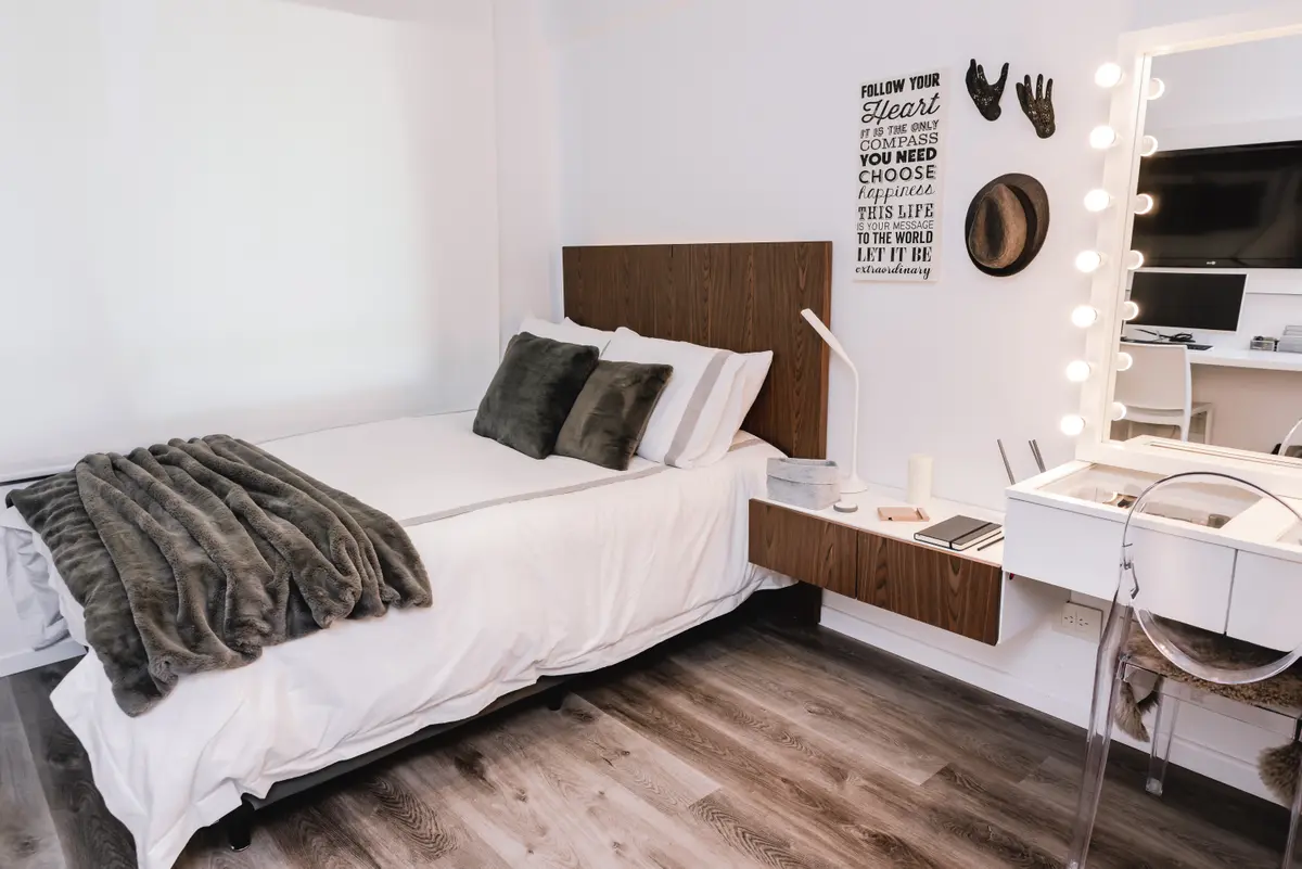 Dormitorio moderno con cama tapizada, escritorio y luminarias decorativas — proyecto Cabrera, por Tali Estudio, en Palermo