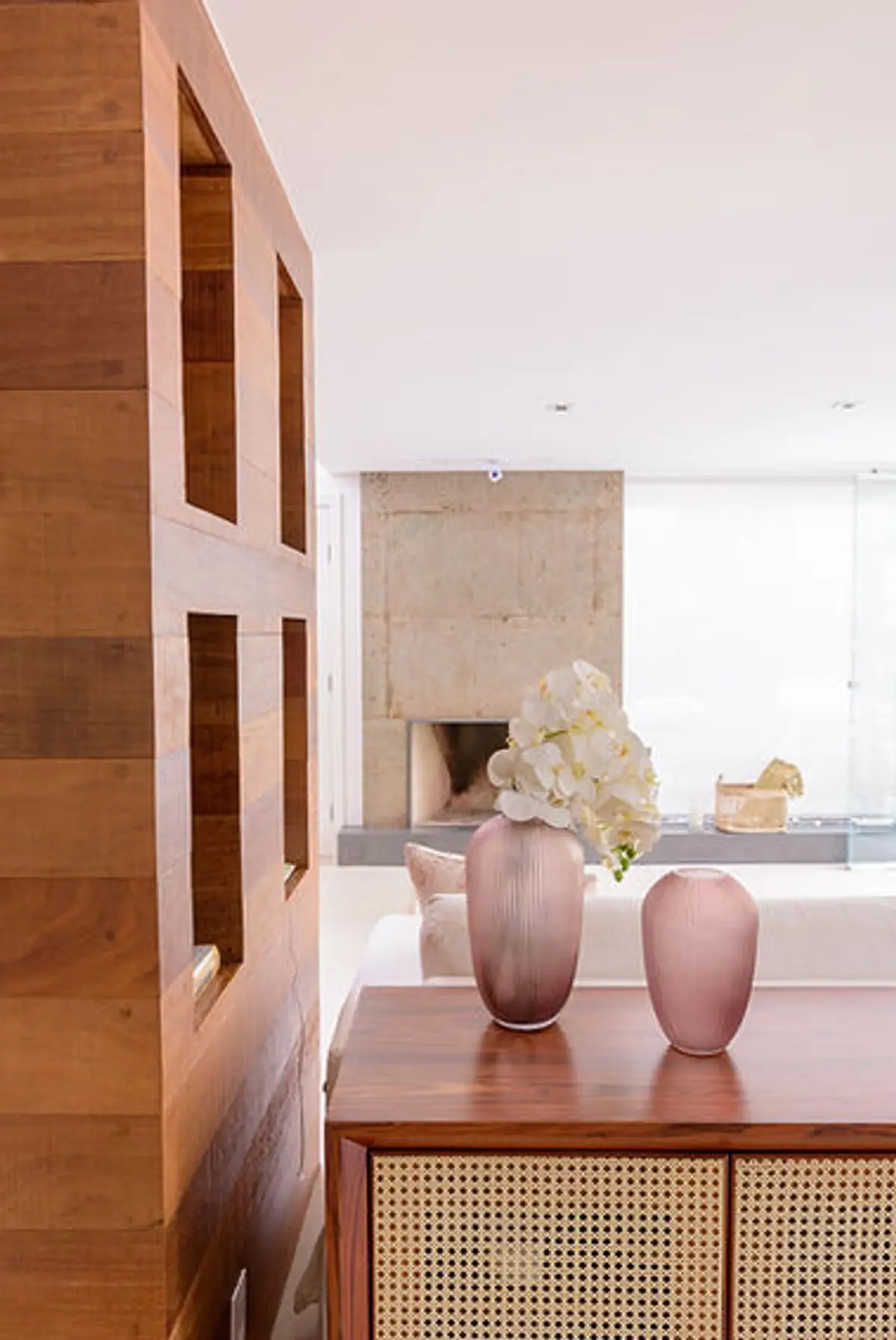 Sala Estilo Escandinavo com cor predominante Bege do Projeto Casa De Praia por Bordin E Soares Interiores