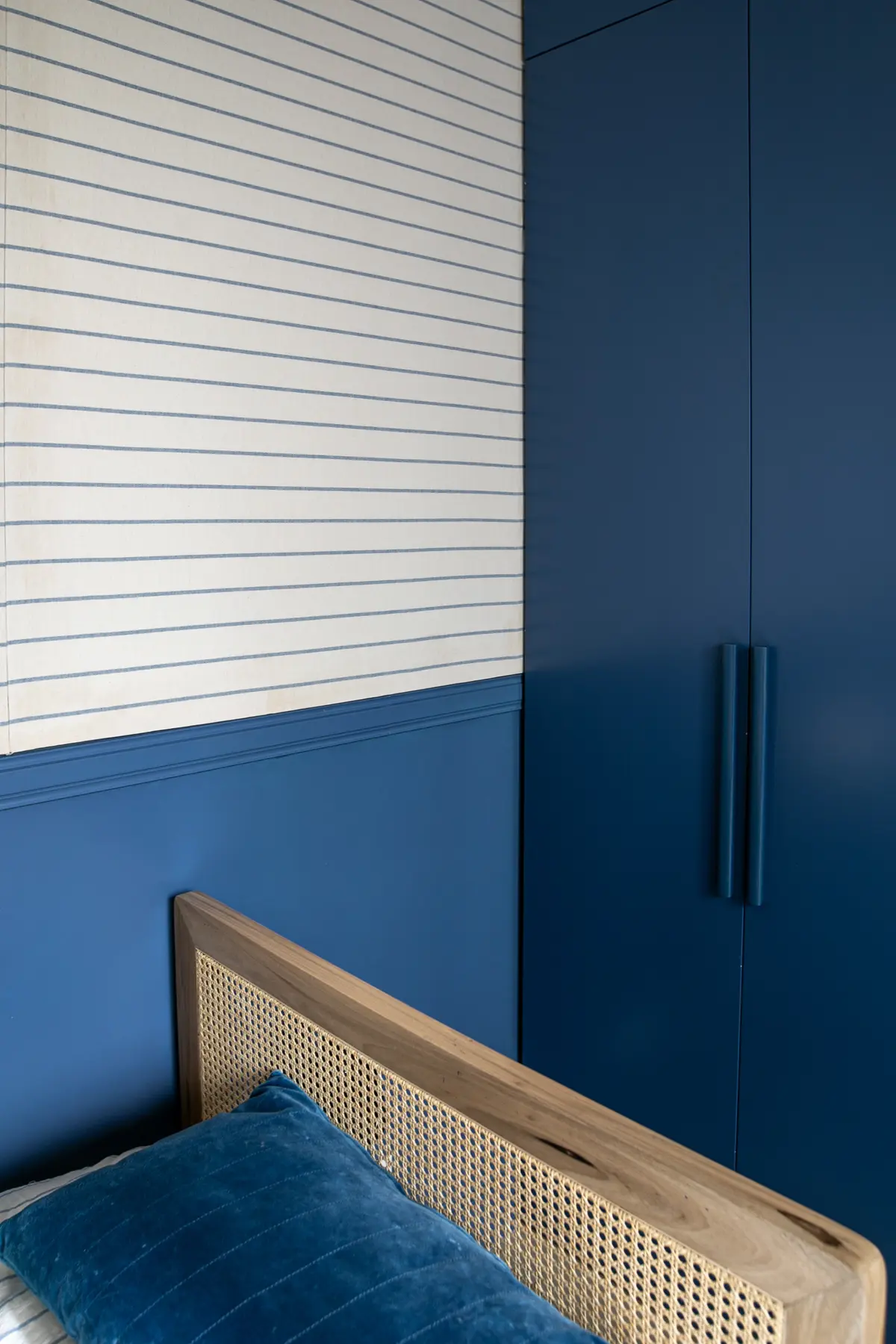 Dormitorio con paredes azul marino, cabecera ratán, diseño minimalista — proyecto ARQ. TOMAS MAGRANE, por uchimayfotos, en CABA