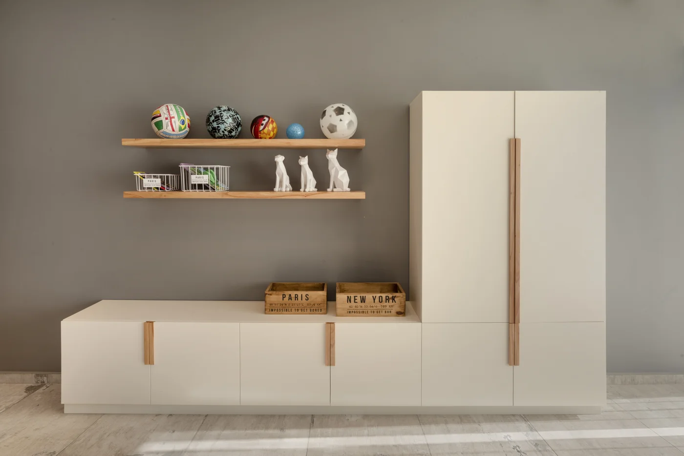Sala de estar moderna con muebles blancos empotrados y estantes de madera.