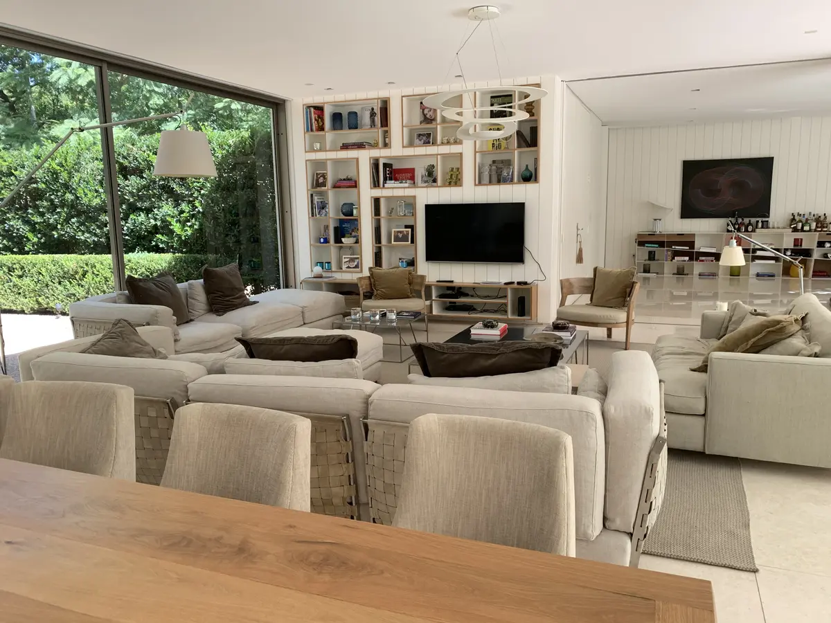 Sala de estar moderna com janelas grandes e madeira — projeto CASA DEL ARBOL, por Estudio Xime Fontan Balestra, em Tortuguitas