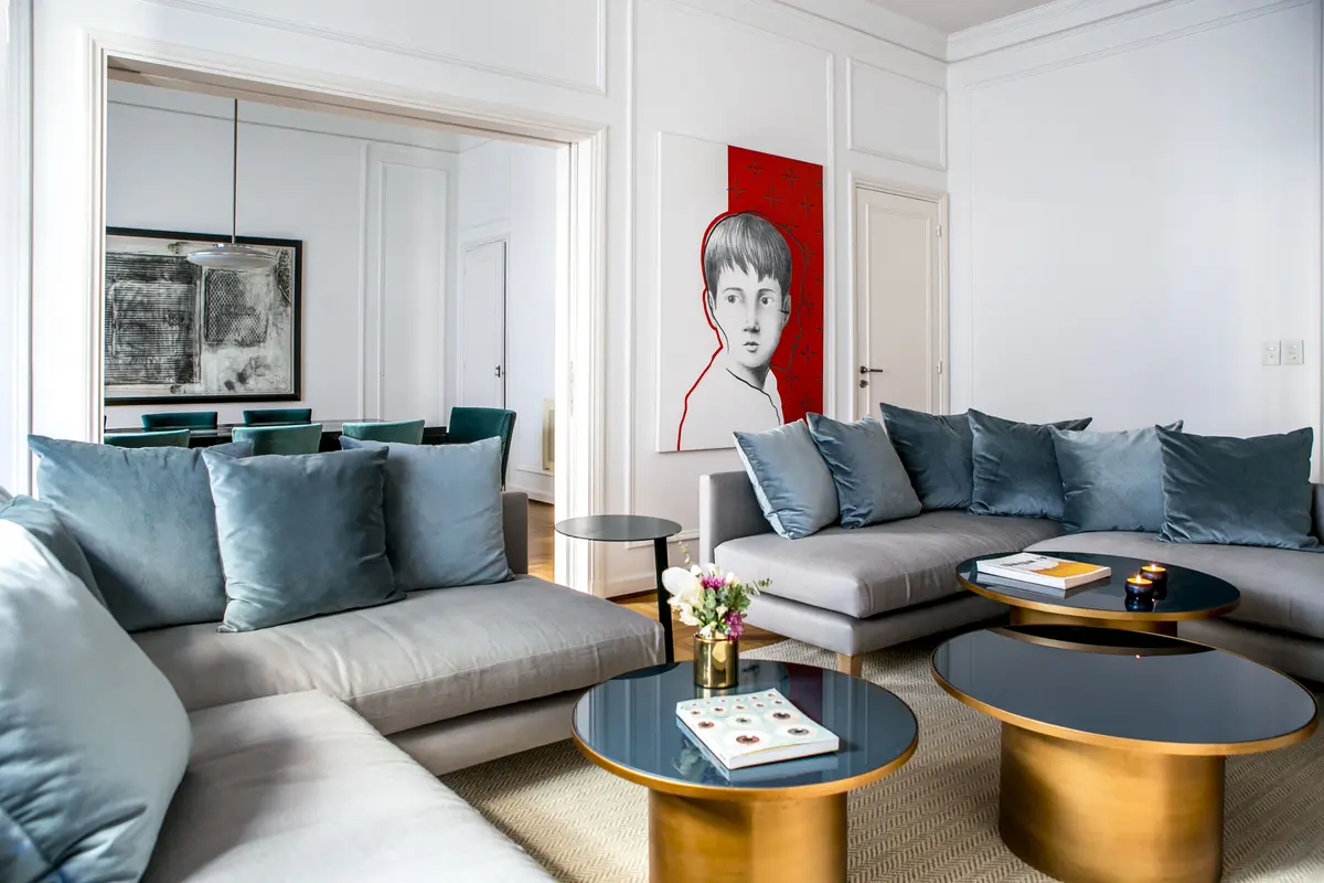 Living moderno con cuadro grande y sofá azul — proyecto BA 1 2019, por Mesopotamia Ba, en CABA