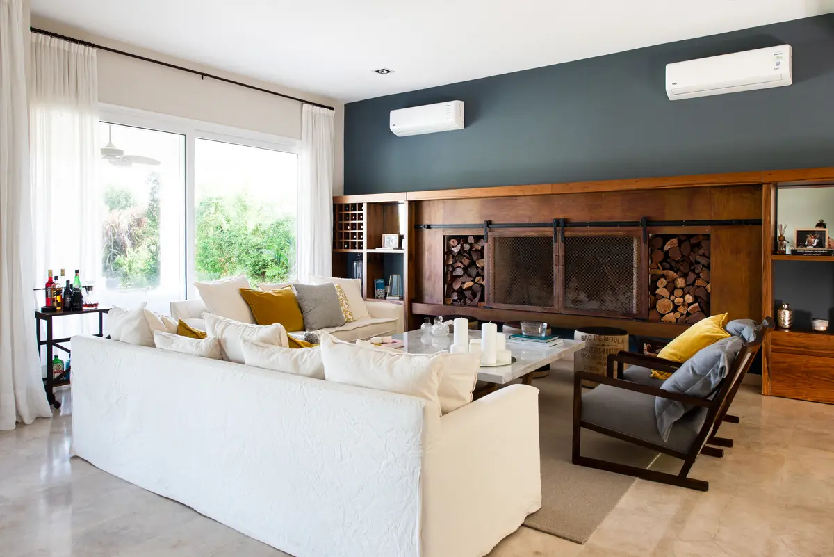 Sala de estar moderna com lareira e janelas do chão ao teto — projeto Proyecto Santa Barbara, por Mechi Bruni, em Benavidez
