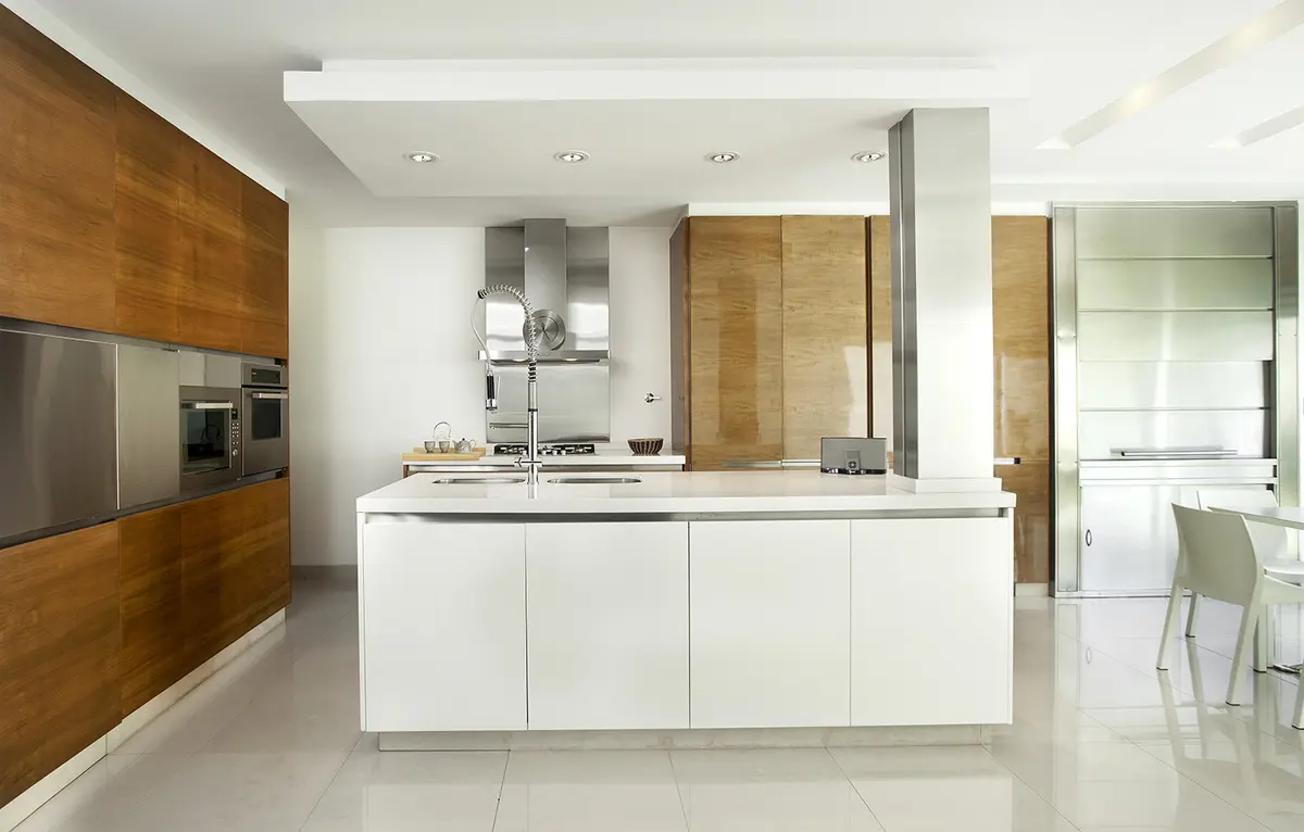 cozinha moderna minimalista com ilha branca e painéis de madeira — projeto Belgrano R, por Remy Arquitectos, em Belgrano R