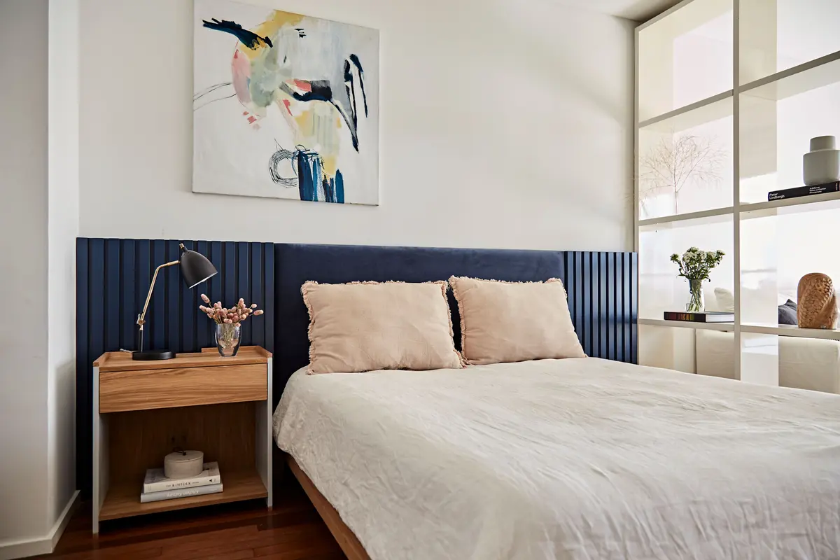 Dormitorio moderno con pared azul acanalada y cama beige — proyecto Proyecto Arboris, por URBANO estudio, en San Isidro